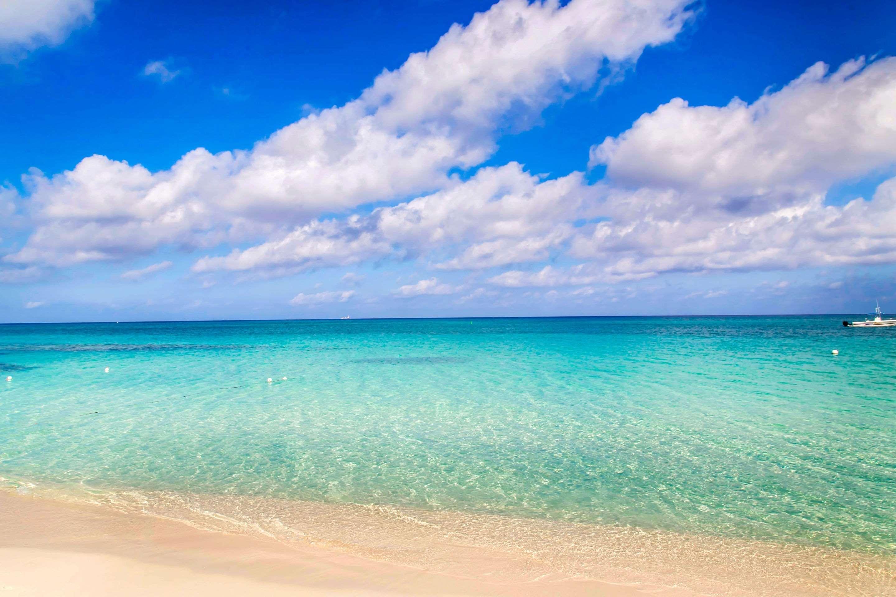 Hampton By Hilton Grand Cayman Seven Mile Beach George Town Exterior foto