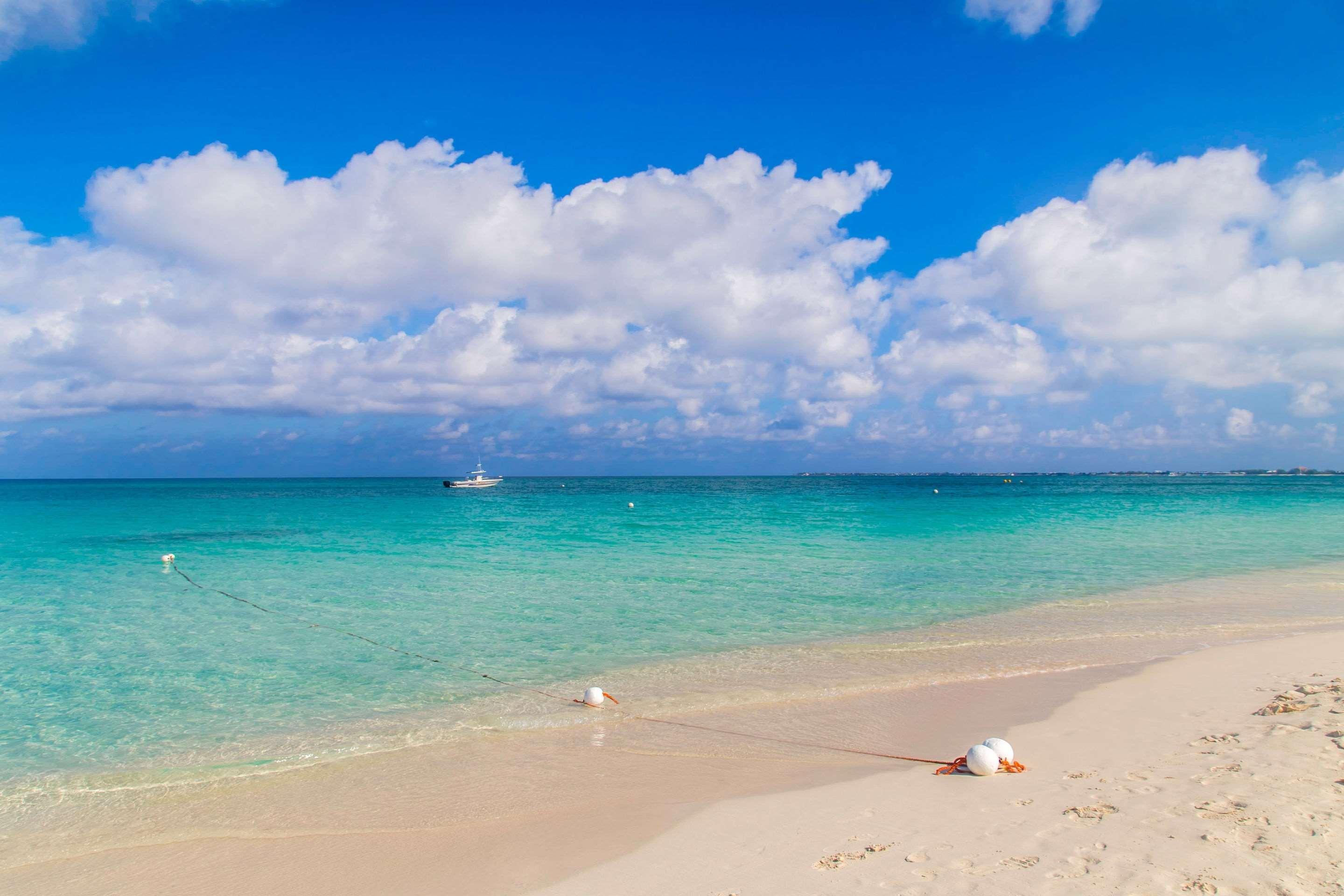 Hampton By Hilton Grand Cayman Seven Mile Beach George Town Exterior foto