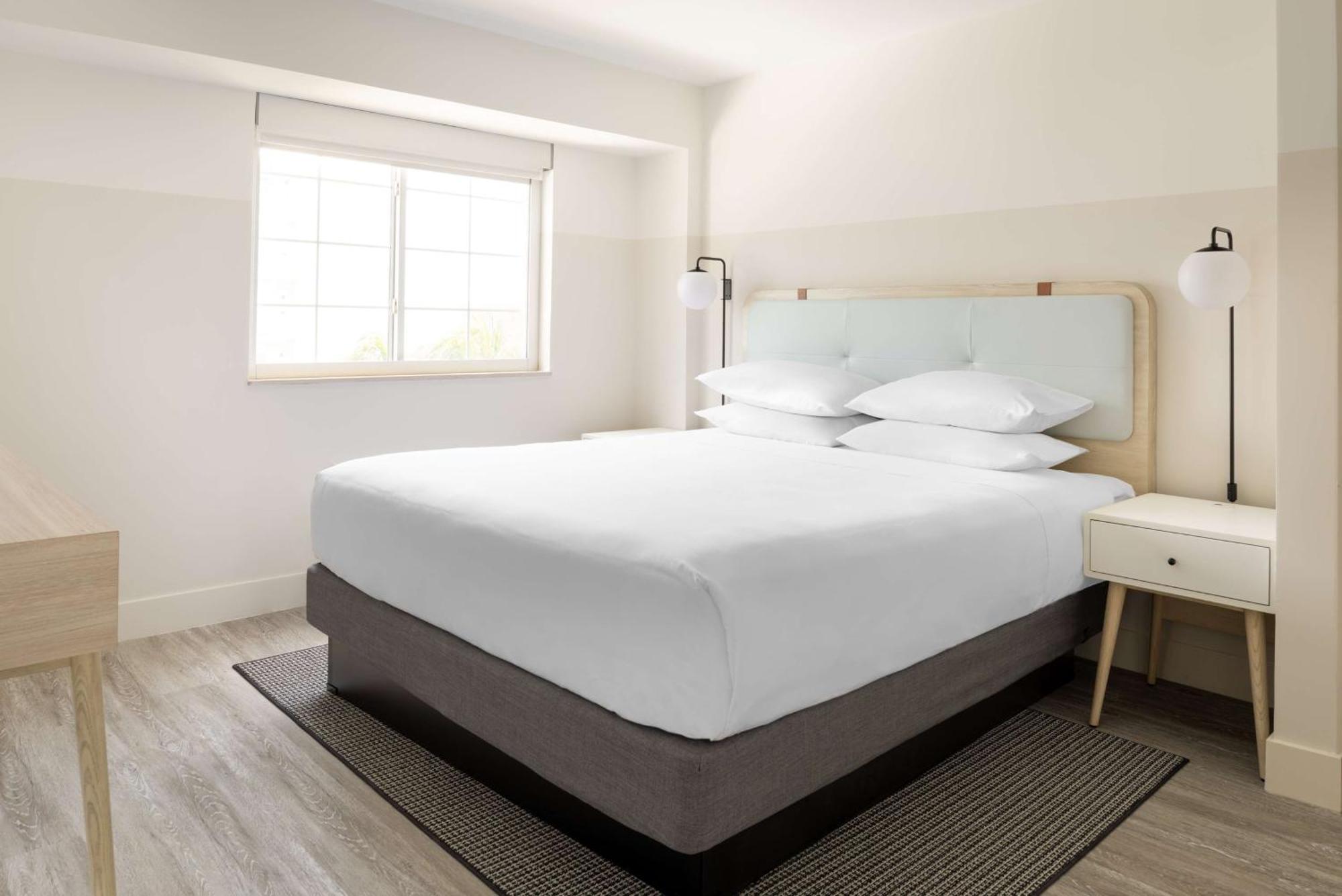 Hampton By Hilton Grand Cayman Seven Mile Beach George Town Exterior foto