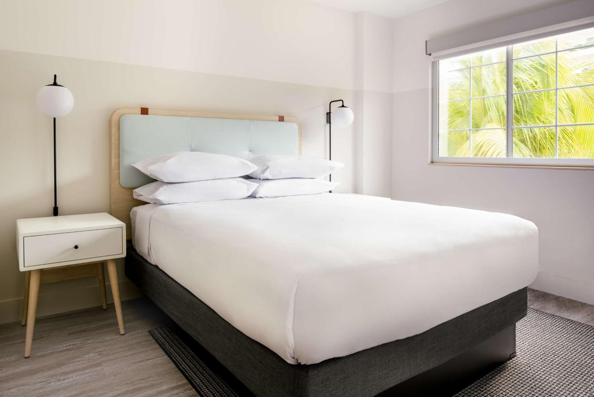 Hampton By Hilton Grand Cayman Seven Mile Beach George Town Exterior foto