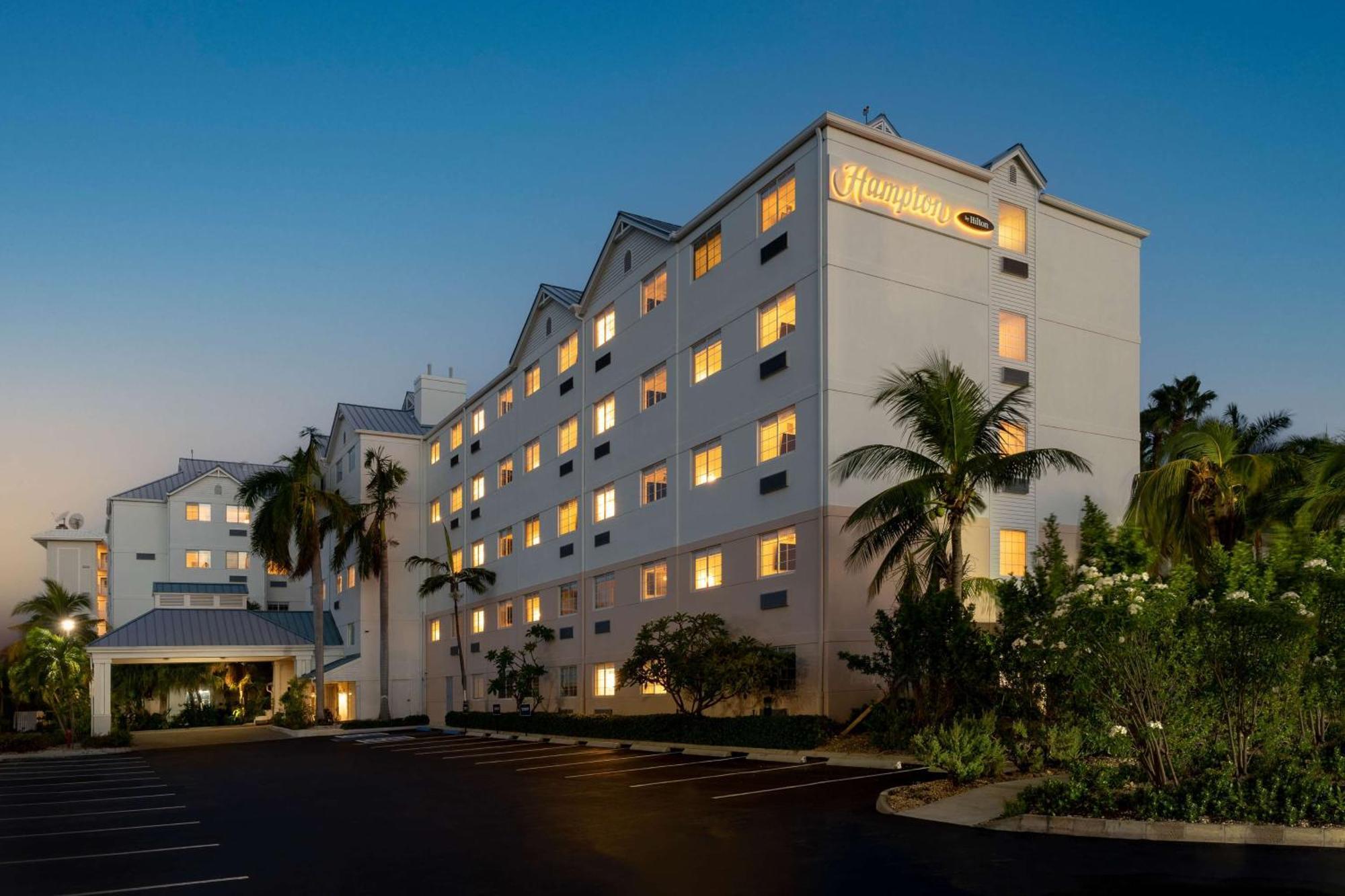 Hampton By Hilton Grand Cayman Seven Mile Beach George Town Exterior foto